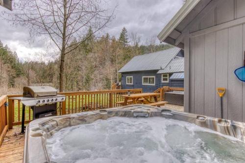 Zigzag House | Riverbend Retreat 3 - Riverfront, Hot Tub, BBQ Pet Friendly