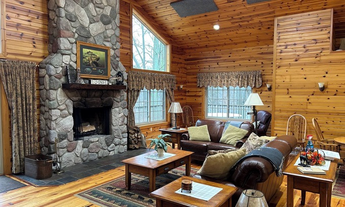 South Haven Cabin | Riverbend Retreat Lodge with fireplace, hot tub, two pools & pickleball ct.
