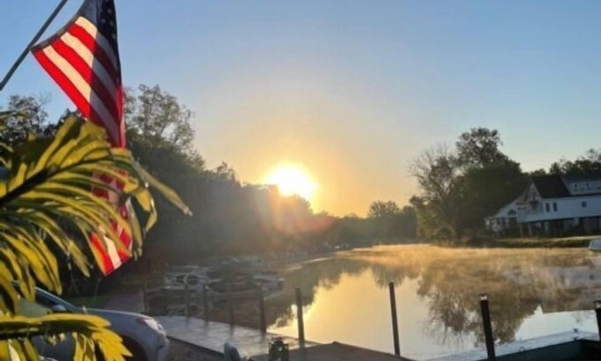 Vermilion House | RIVERBEND RETREAT LOWER UNIT WATERFRONT W/HOT TUB OPEN YEAR ROUND