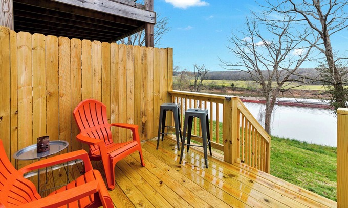 Clarksville House | Riverfront 2-bedroom townhome with WiFi and Washer & Dryer in Clarksville