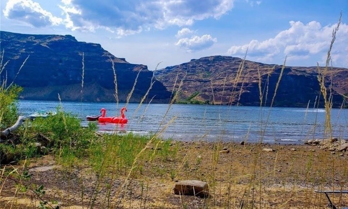 Sunland Estates House | Riverfront 3 bedroom with plenty of sun and fun!