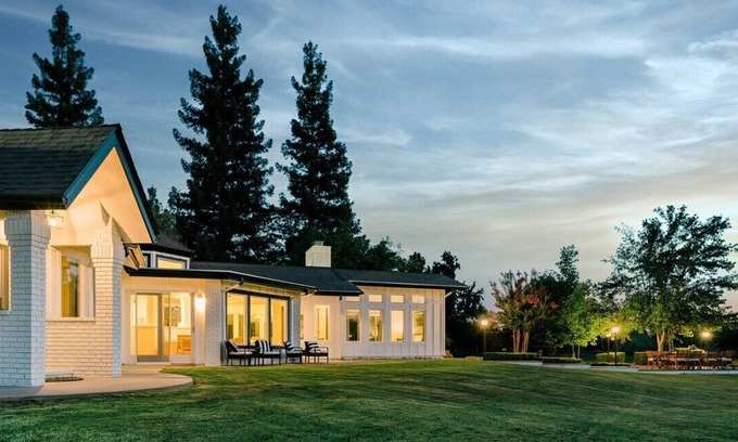 Kingsburg House | Riverfront Beauty with Pickle Ball Court