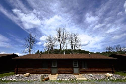 Crystal Falls House | Riverfront Cabin 3