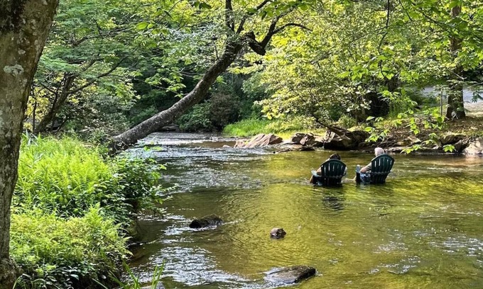 Cherry Log Cabin | Riverfront Cabin, Game Room, Hot Tub, Fire Pit! Only 10 mins from Downtown BR!