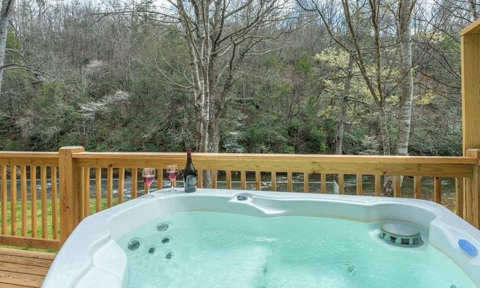 Burnsville Cabin | Riverfront Cabin, Hot tub, Fire Pit, Grill, Wi-Fi, Private, Fishing, Swimming