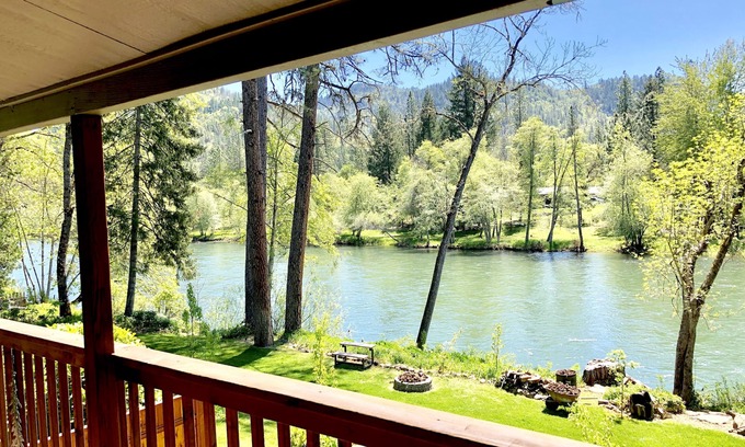 Trail Cabin | *Riverfront* "Cabin on The Rogue", Gateway to Crater Lake! Sleeps 2-4