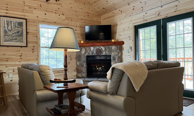 Luzerne Cabin | Riverfront Cabin : The Cozy Brown Trout Lodge