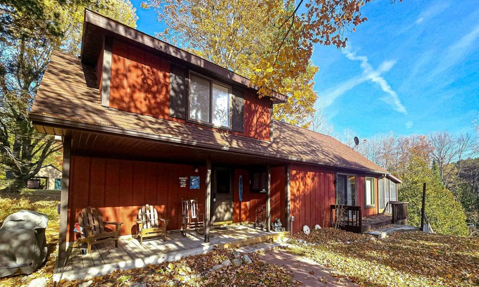 Thompsonville House | Riverfront Cabin with Stunning Views, Fire pit, Gas Grill & WIFI