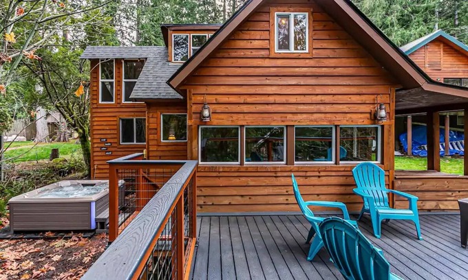 Enumclaw Cabin | Riverfront Cabin w/Hot Tub : Near Mt. Rainier Sunrise entrance