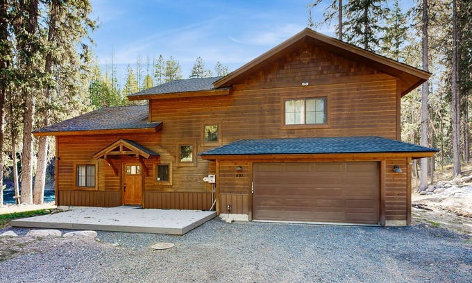 McCall House | Riverfront Cabin with private hot tub, sauna, loft, fireplace, and free WiFi