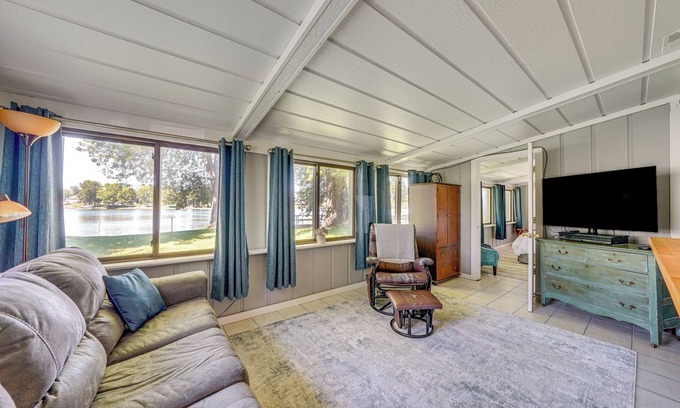 Dixon Cabin | Riverfront Dixon, Illinois, Vacation Rental!