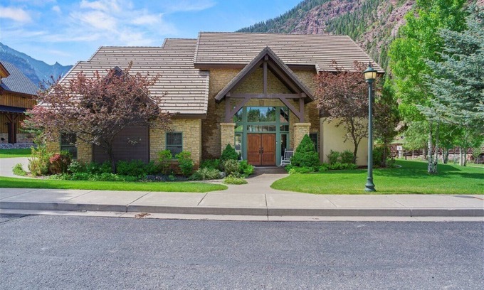 Ridgway House | Riverfront Dream House 4 Bedroom/Loft 3.5 Bath