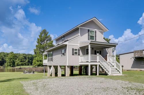 Saint Amant House | Riverfront Family Retreat with Yard in Saint Amant