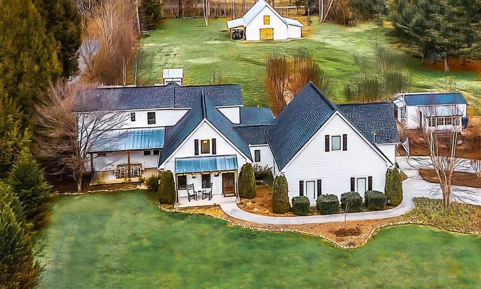 Townsend Cabin | Riverfront Farmhouse. Walking distance to awesome!