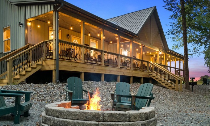 Bakerton Cabin | Riverfront~Firepit~Fishing~20 Min Lake Cumberland~Game Table
