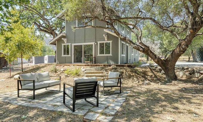 Three Rivers House | Riverfront Gateway to Sequoia NP