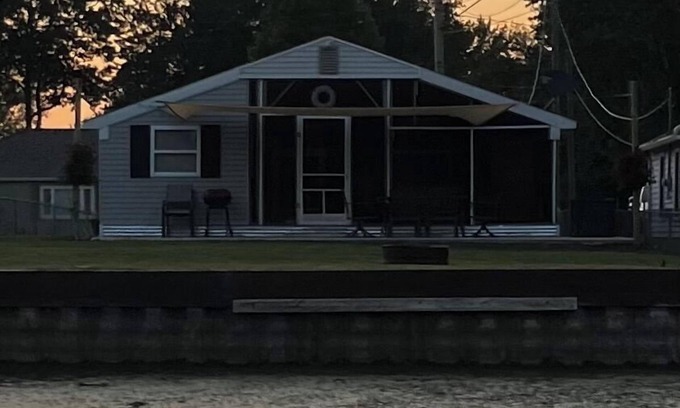 Bay City House | Riverfront Getaway