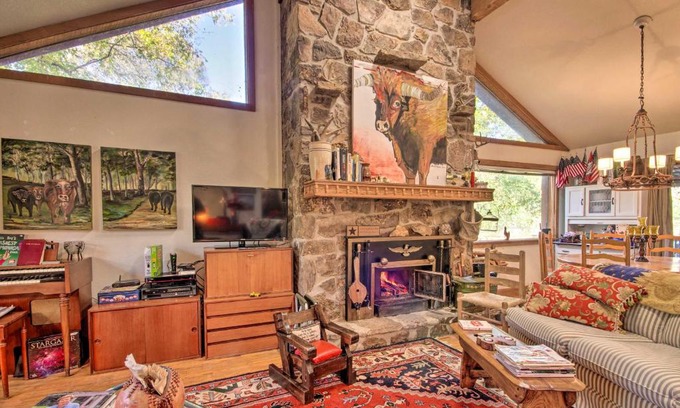 Mammoth Spring House | Riverfront Getaway with Treehouse, Fire Pit and Deck!