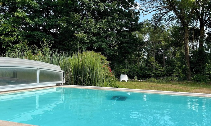 Troo Cottage | Riverfront gîte in 3ha park with swimming pool, tennis court