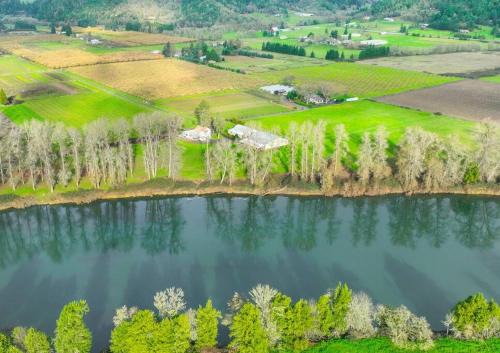 Roseburg Apartment | Riverfront Hideaway - Hot Tub - Private Entrance