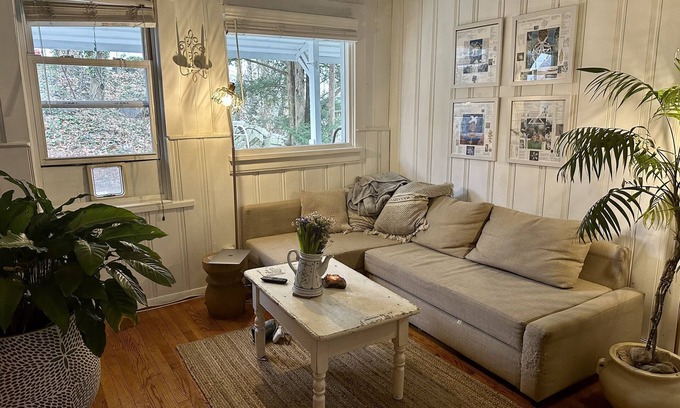 Mamaroneck House | Riverfront Historic Home In Charming Upscale Mamaroneck (35 Min From Manhattan)