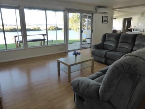 Seymour House | Riverfront Holiday House