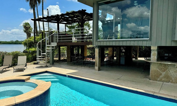 Barrett House | Riverfront Home in Houston with private pool and hot tub