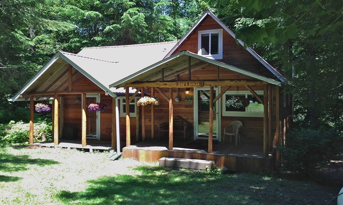 Greenwater Cabin | Riverfront- Hot Tub