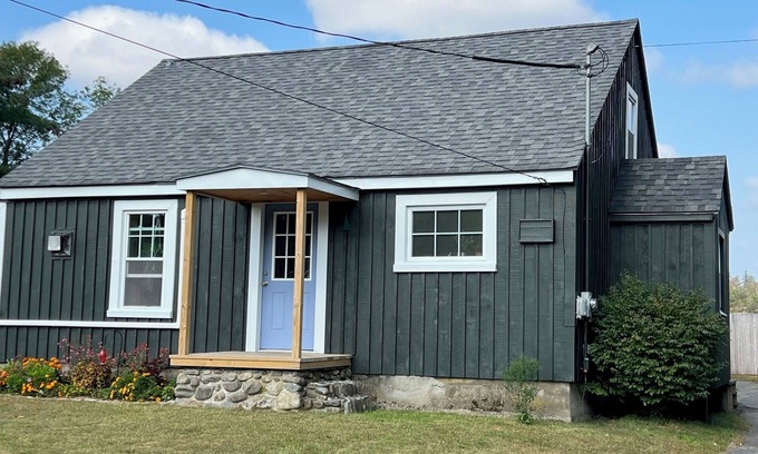 Brewer House | Riverfront House in Brewer. Perfect location for the traveling professional.