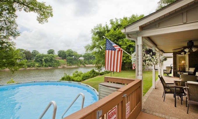 Pennington Bend House | Riverfront, Kayaks, Boat Dock, Games, Pool, Hot Tub, 10 Min To Dwntwn Nashville!