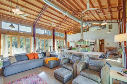 Libertyville House | Riverfront Libertyville Retreat with Outdoor Kitchen