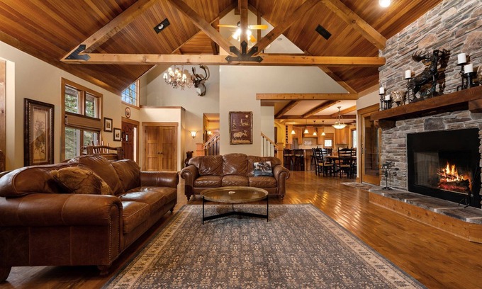 Bellaire Cabin | [Riverfront Lodge] ~ Downtown Bellaire ~ Private Dock Available ~ Walk to town!