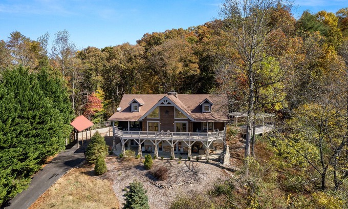 Marshall Cabin | Riverfront Lodge w/Hot Tub, Game Room & Views + Biltmore Pass