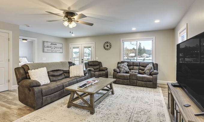Hope Cottage | Riverfront Michigan Cottage w/Fire Pit & Kayaks!