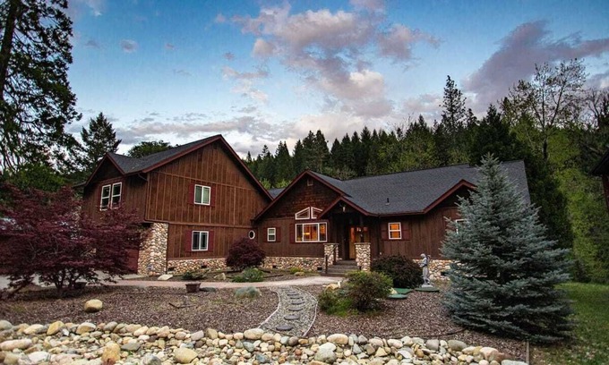 Mount Shasta Cabin | *RIVERFRONT* Mountain Lodge! Near Shasta Ski Park,Shasta Lake & Castle Crags!