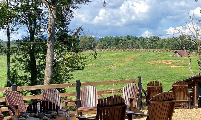 Ellijay Cabin | RIVERFRONT+ NEW Hot Tub + Apple Orchards + Close to Wineries + Downtown