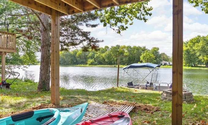 Noblesville House | Riverfront Noblesville Home/kayaks/Fishing, boating!