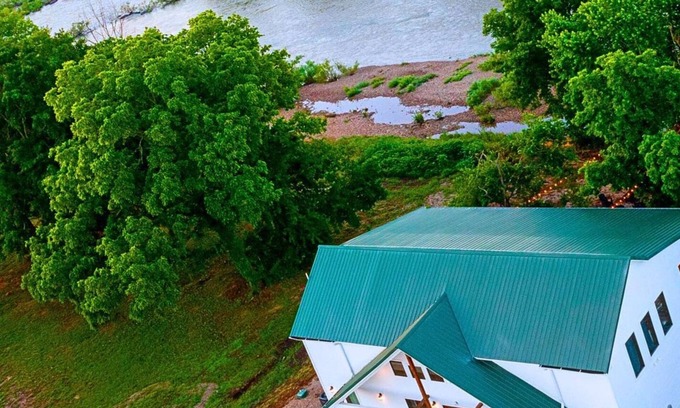 Golden Cabin | Riverfront | Ping Pong + Playset + Kayaks | EV