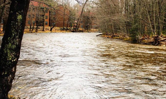 North Woodstock Condo | Riverfront Retreat in Deer Park