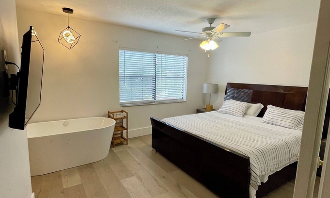 Sailboat Bend Apartment | Riverfront Retreat:2BR+Soak tub