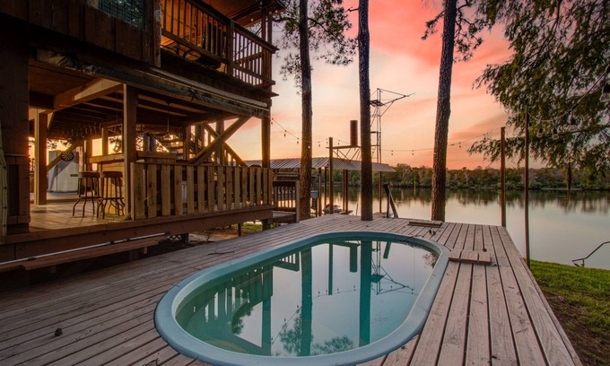 Barrett House | Riverfront Retreat Getaway