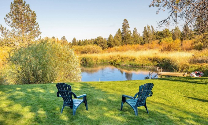 La Pine Cabin | Riverfront Retreat/Hot Tub/Private Dock/Pet Friendly