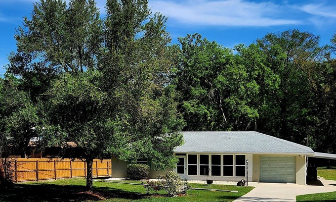 Dunnellon House | Riverfront Retreat on the Withlacoochee River and only minutes to Rainbow River!
