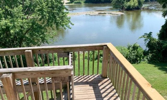 Yorkville Apartment | Riverfront/RW Waterpark/Kayak & Canoe/Fishing/Free WIFI/Comfy beds