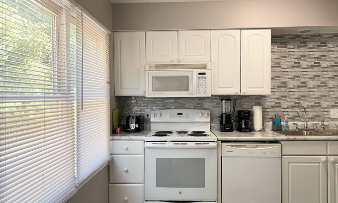 Yorkville Apartment | Riverfront/RW Waterpark/Kayak & Canoe/Fishing/Free WIFI/Comfy beds