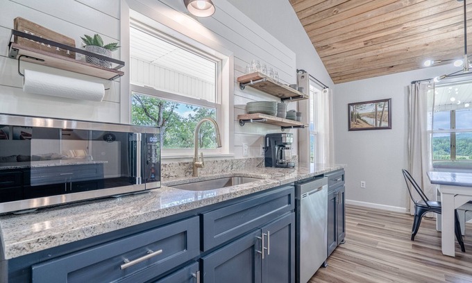 Glenwood House | Riverfront with spectacular Mountain View’s