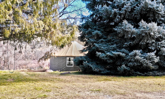 Buhl Apartment | Riverfront Yurt w/Hot Tub Near Hot Springs, Hiking & Kayaking