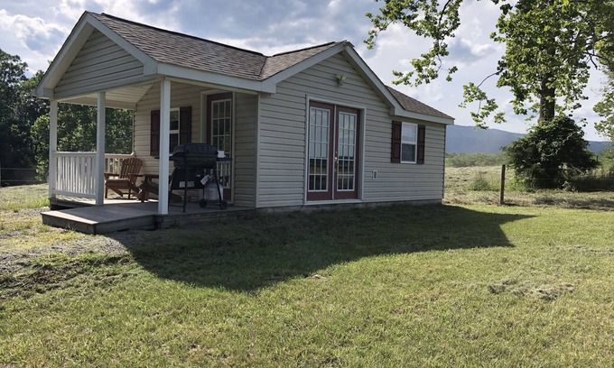 Elkton Cottage | Rivergreen Cottage-"Off The Grid"-WALK TO RIVER! Solar Powered!