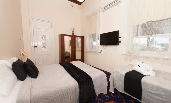 Holbrook Hotel | Riverina Hotel