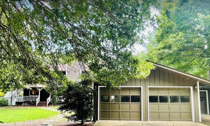 Burnsville House | Riverlanding 4 bdrm home River and Mountain Views